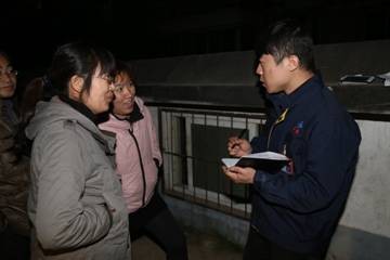 供熱首日  居民家中暖 三角湖用戶(hù)服務(wù)中心站長(cháng)李帥忙得像陀螺
