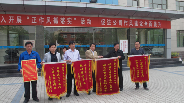 為用戶(hù)排憂(yōu)解難小區感謝送錦旗幸福園小區業(yè)主代表向益和熱力公司贈錦旗