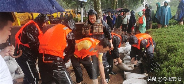 安陽(yáng)益和熱力集團(tuán)30人搶險(xiǎn)隊(duì)逆流而上，奮戰(zhàn)在抗洪一線(xiàn)